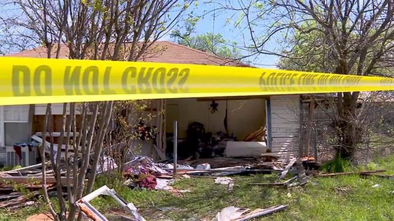 Pierde el control del auto y choca contra una casa, causándole la muerte a madre e hijo....