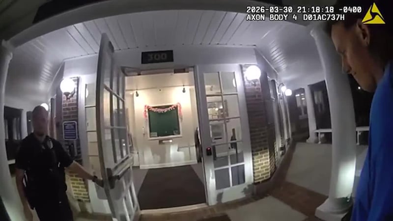 El momento en que arrestan a exmaestro acusado de agredir sexualmente a estudiante de 13 años....