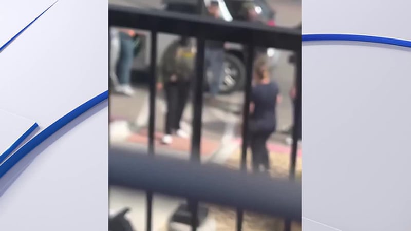 Arrestan a inmigrante frente a su hijo. El video muestra el momento en que el niño abraza al...
