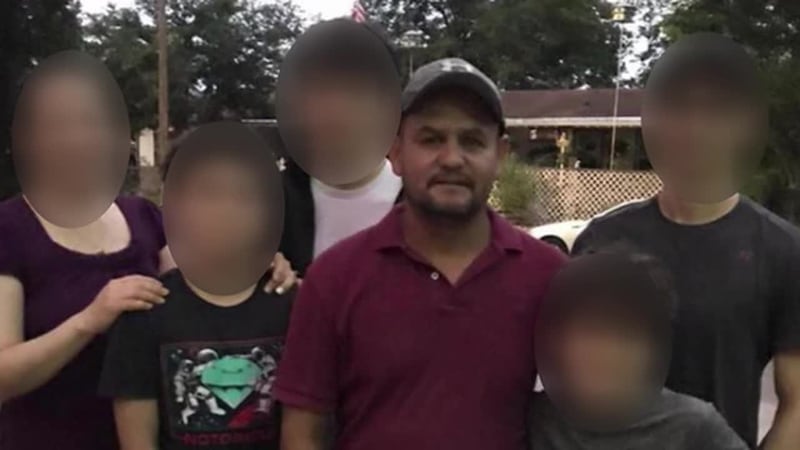 ICE arresta en redada "selectiva" a padre hispano de cinco hijos cuando llevaba a uno de ellos...