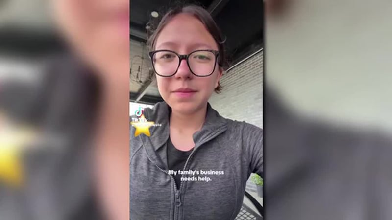 📍TEXAS | Jovencita ayuda a su padre a levantar su restaurante mexicano que estaba "a dos...