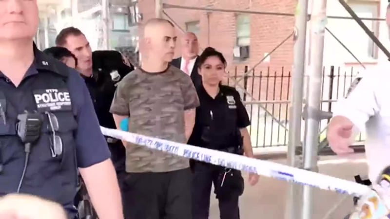 Hispano sospechoso de apuñalar en ataques separados a dos hombres mientras caminaban está bajo...