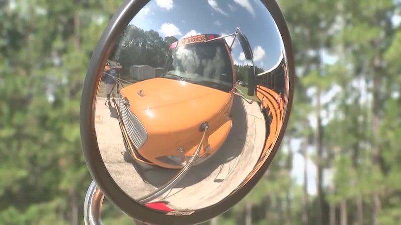Madre hispana exige respuestas al Distrito tras cambios en la parada de autobús de su hijo con...