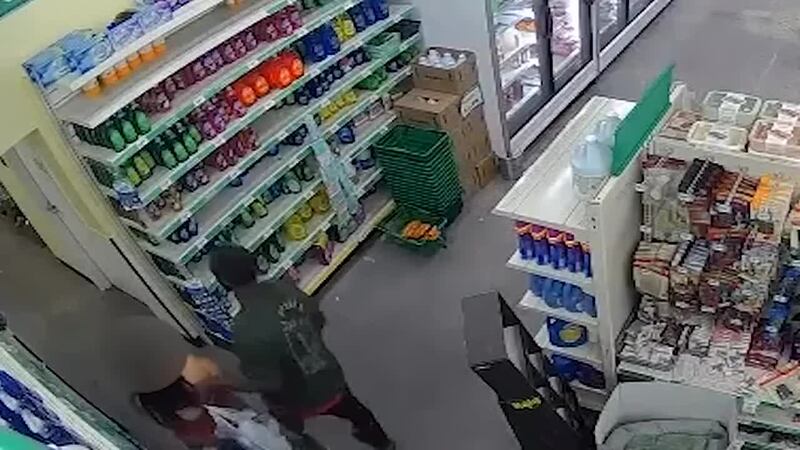 Acusado de amenazar con cuchillo a una mujer en una tienda Dollar Tree para intentar agredirla...