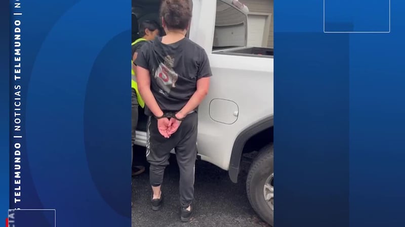 VIDEO: Detienen a inmigrante mexicano luego de haber sido atacado por un perro de ICE. Agentes...